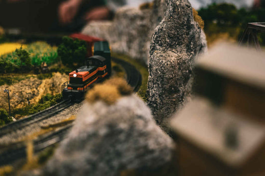 Een miniatuur trein in de bergen